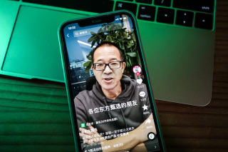 俞敏洪關(guān)閉抖音評論致東方甄選股價下跌，數(shù)字文化創(chuàng)意軟件開發(fā)的機遇與挑戰(zhàn)